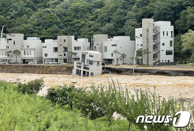 본문 이미지 - 제11호 태풍 '힌남노'가 상륙한 6일 경북 포항시 남구 오천읍의 한 풀빌라가 물에 떠내려가 있다.(SNS 캡처)2022.9.6/뉴스1
