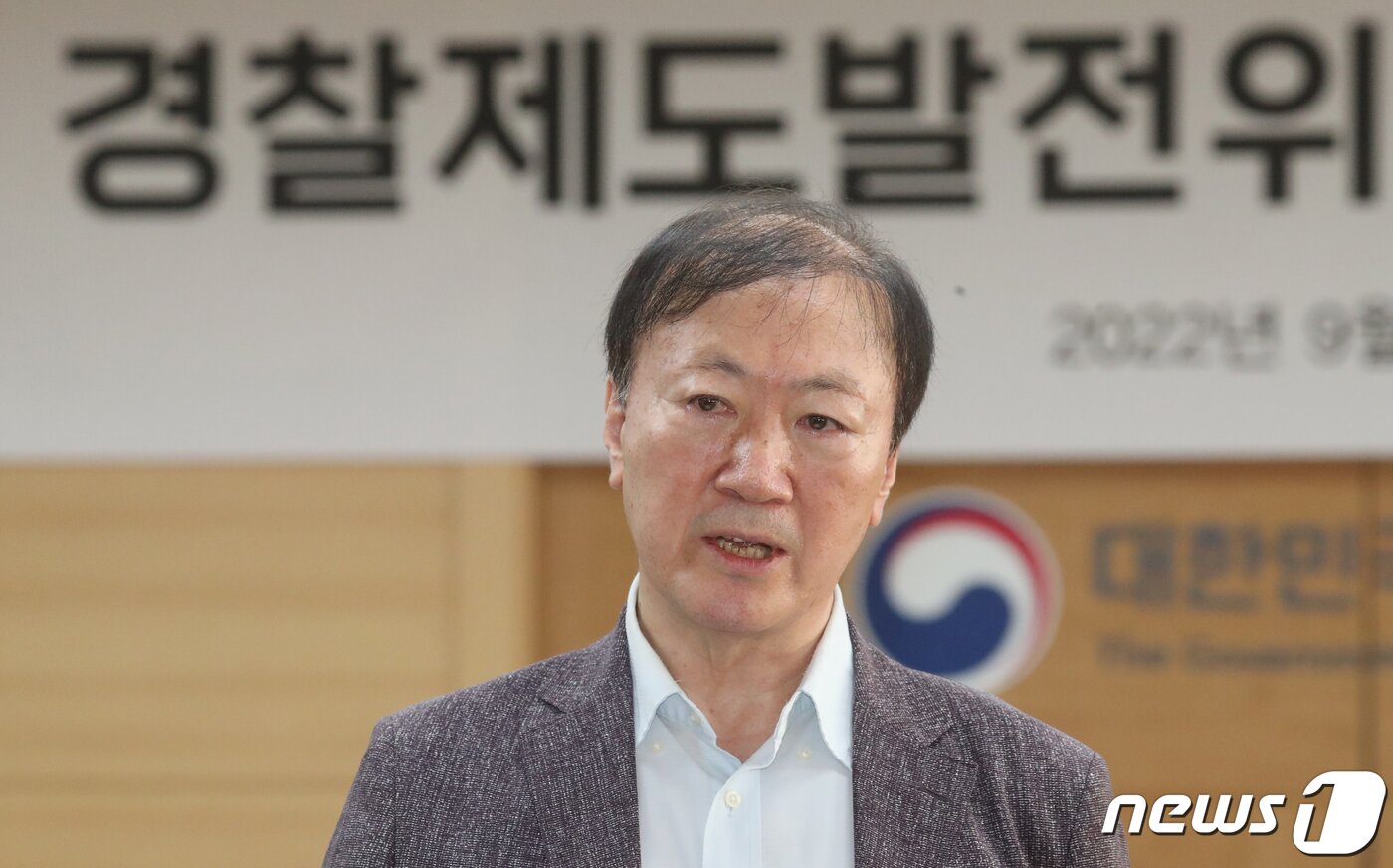 박인환 경찰제도발전위원회 위원장이 지난 6일 오후 서울 종로구 세종대로 정부서울청사에서 1차 회의를 마친 후 브리핑을 하고 있다. /뉴스1 ⓒ News1 김명섭 기자