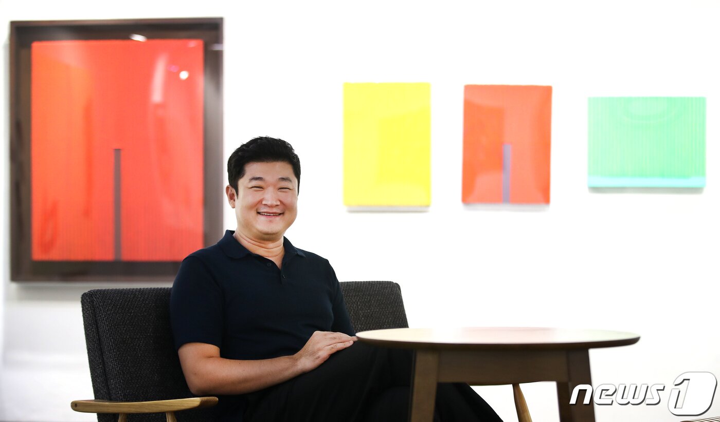 본문 이미지 - 김재욱 열매캠퍼니 대표가 지난 6일 서울 강남구 아트앤가이드 작품 전시관 '취화담'에서 뉴스1과 인터뷰를 하고 있다. 2022.9.6/뉴스1 ⓒ News1 임세영 기자