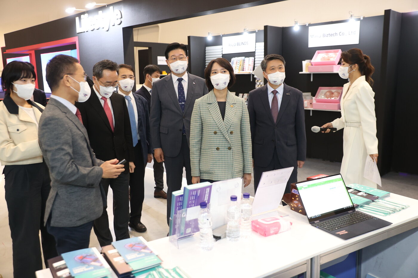 본문 이미지 - 이영 중소벤처기업부 장관이 6일 서울 동대문구 DDP에서 열린 ‘2022 대한민국 소싱위크’ 행사에 참석해 전시장을 둘러보고 있다.(중소벤처기업부 제공)