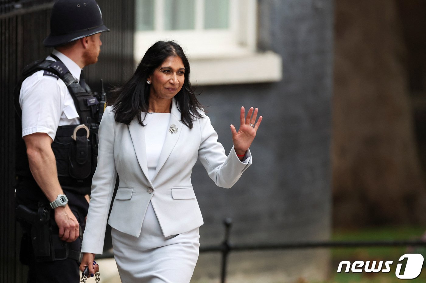 본문 이미지 - 수엘라 브레버먼 영국 신임 내무장관이 6일(현지시간) 다우닝가 10번지로 들어서고 있다. 케냐 출신 부친과 모리셔스 출신 모친 사이에서 태어난 브레버먼 장관은 영국 두 번째 소수 민족 여성 출신 장관이 됐다. ⓒ 로이터=뉴스1 ⓒ News1 최서윤 기자