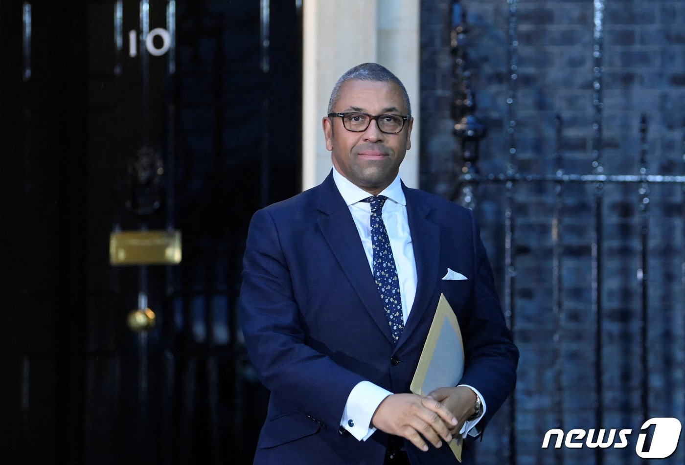 본문 이미지 - 제임스 클레벌리 영국 신임 외무장관. 시에라리온 출신 모친과 백인 부친 슬하 혼혈아로, 영국 최초의 '흑인 남성' 외무장관이 됐다. 2022. 9. 6. ⓒ 로이터=뉴스1 ⓒ News1 최서윤 기자