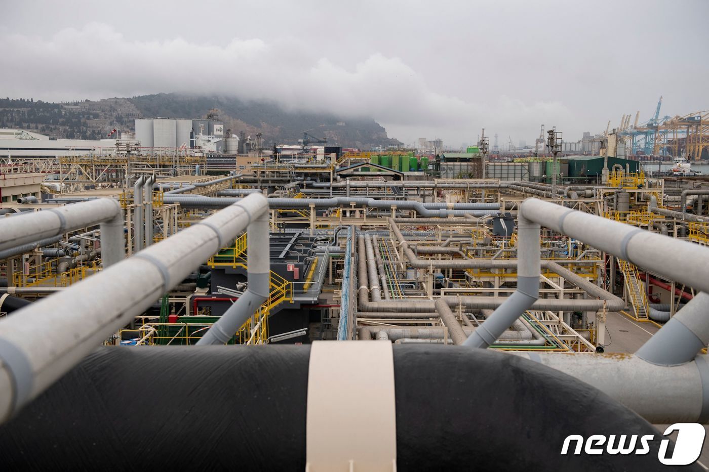 본문 이미지 - 스페인 바르셀로나에 있는 에나가스社의 가스재기화 시설. 2022. 3. 29. ⓒ AFP=뉴스1 ⓒ News1 최서윤 기자