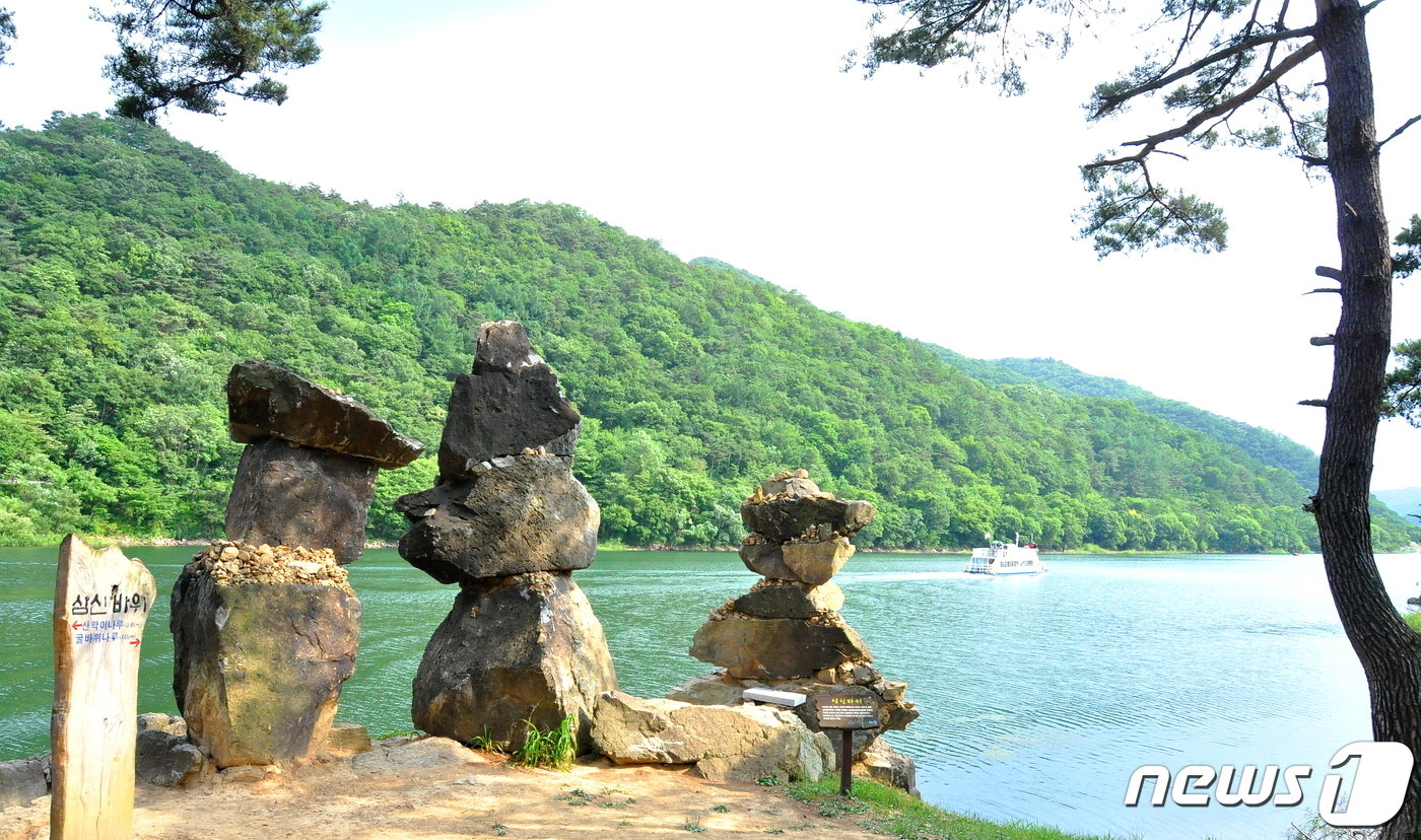 괴산 산막이옛길&#40;4km&#41;에서 바라보는 괴산호 풍경. 산막&#40;山幕&#41;이 있던 길이라는 뜻이다