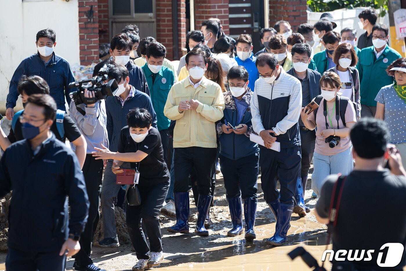 본문 이미지 - 이재명 더불어민주당 대표가 7일 경북 포항시 남구 대송면을 찾아 태풍 '힌남노' 피해지역을 둘러보고 있다. 2022.9.7/뉴스1 ⓒ News1 유승관 기자