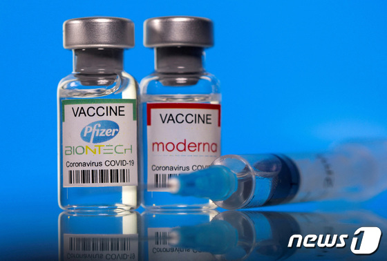 신종 코로나바이러스 감염증(코로나19) 예방용 화이자(왼쪽)·모더나(오른쪽) 백신 © 로이터=뉴스1 © News1 정윤미 기자