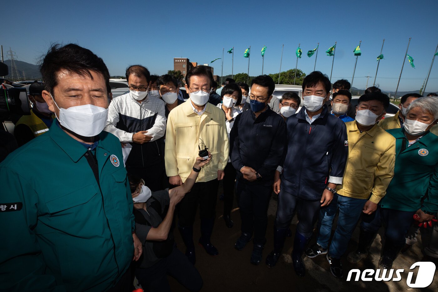 본문 이미지 - 이재명 더불어민주당 대표가 7일 경북 포항시 남구 대송면을 찾아 이강덕 포항시장으로부터 태풍 '힌남노' 피해 현황을 보고 받고 있다. 2022.9.7/뉴스1 ⓒ News1 유승관 기자