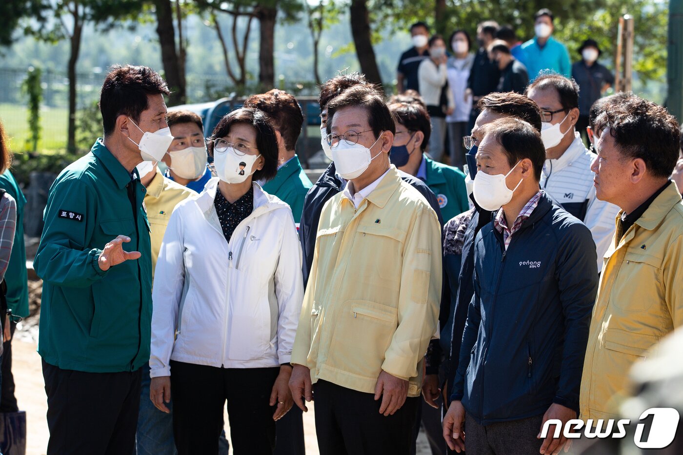 본문 이미지 - 이재명 더불어민주당 대표가 7일 경북 포항시 남구 대송면을 찾아 이강덕 포항시장으로부터 태풍 '힌남노' 피해 현황을 보고 받고 있다. 2022.9.7/뉴스1 ⓒ News1 유승관 기자