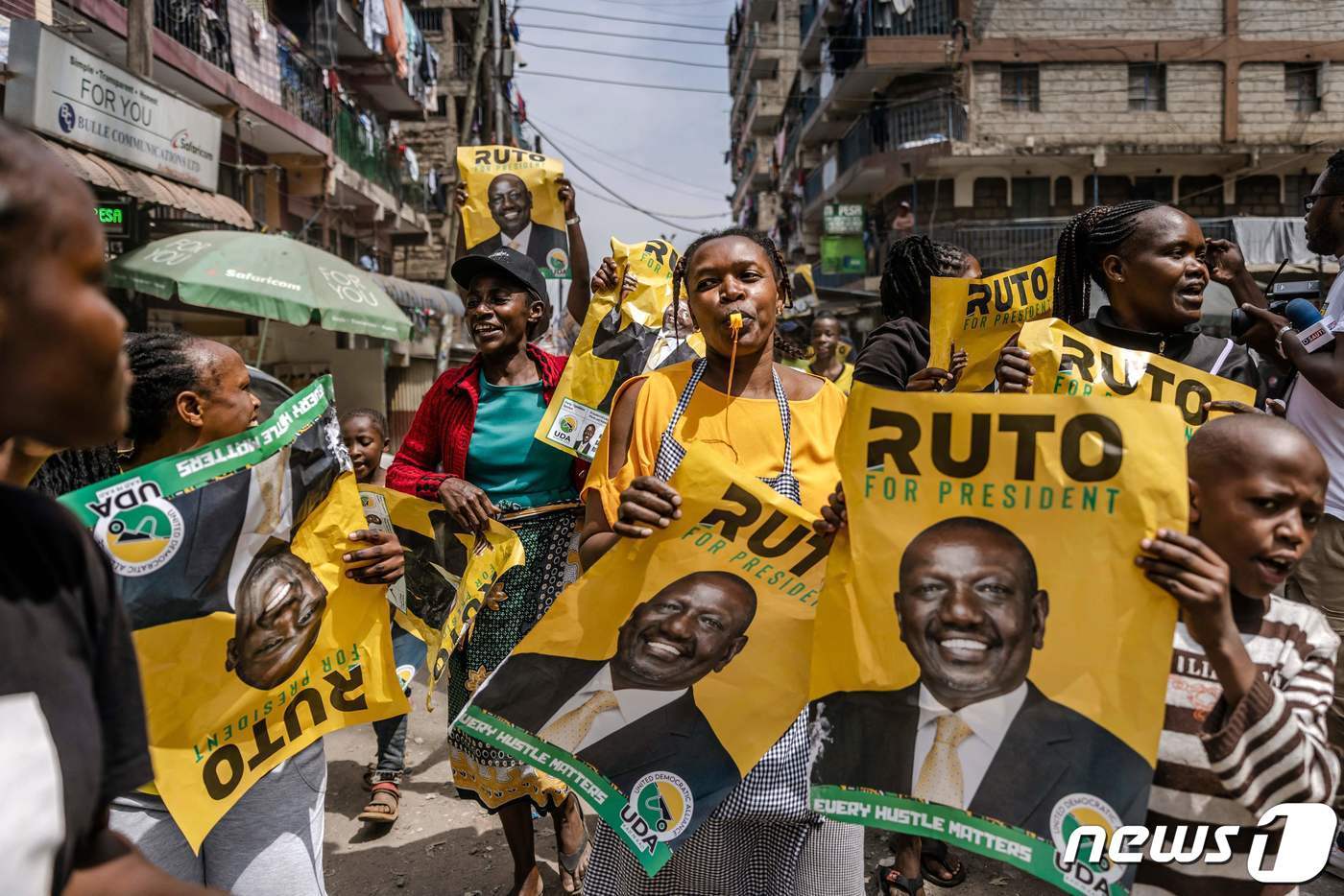 본문 이미지 - 케냐 법원이 지난달 9일 대선에서 승리한 것으로 발표된 윌리엄 루토 현 부통령의 당선을 확정했다. 이에 루토 정권 지지자들은 거리를 돌아다니며 환호했다. ⓒ AFP=뉴스1 ⓒ News1 이서영 기자