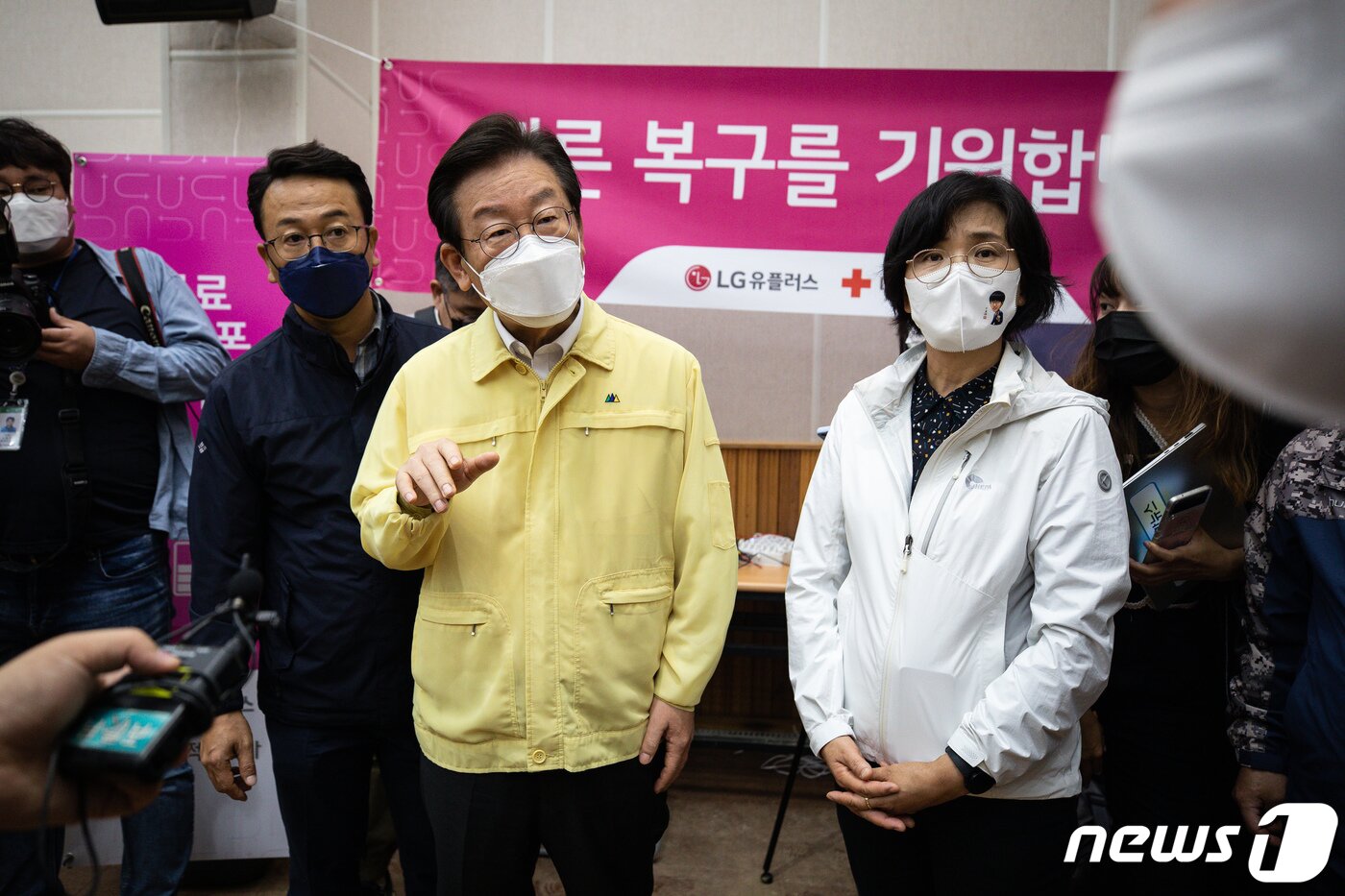 본문 이미지 - 이재명 더불어민주당 대표가 7일 경북 포항시 남구 대송면을 찾아 태풍 '힌남노' 피해 주민들의 임시거주시설이 마련된 대송면다목적복지회관을 둘러보고 있다. 2022.9.7/뉴스1 ⓒ News1 유승관 기자