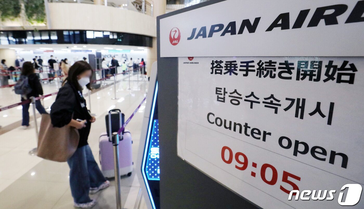 본문 이미지 - 일본 정부가 코로나19 관련 출입국 제한을 완화하면서 7일부터 가이드 없는 패키지 여행이 가능해진다. 하루 입국자수 상한도 2만명에서 5만명으로 상향된다. 7일 오전 서울 강서구 김포공항 국제선 출국장 게시판에 일본 하네다행 여객기 탑승 정보가 안내되고 있다. 2022.9.7/뉴스1 ⓒ News1 민경석 기자