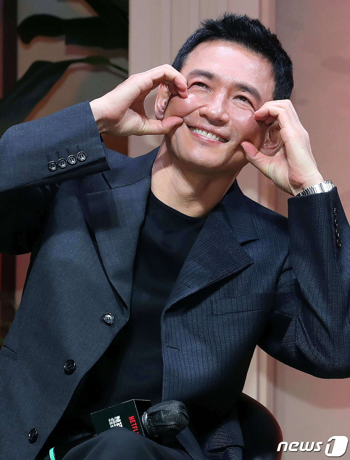 (서울=뉴스1) 김진환 기자 = 배우 황정민이 7일 오전 서울 강남구 역삼동 조선팰리스 서울강남에서 열린 넷플릭스 오리지널 시리즈 '수리남' 제작발표회에서 포즈를 취하고 있다.'수 …