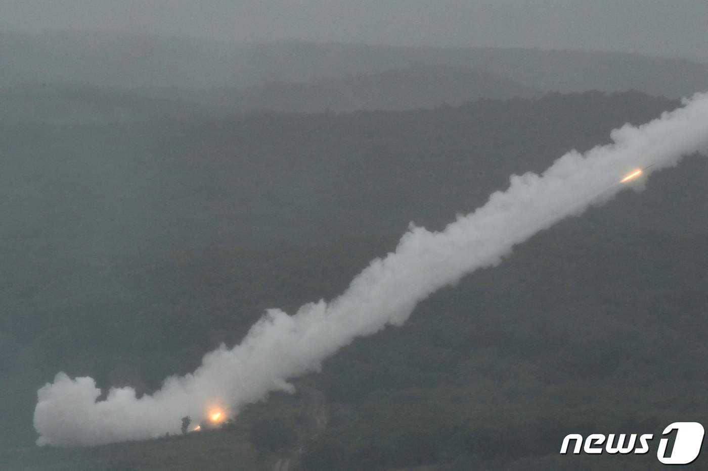 (우수리스크 AFP=뉴스1) 우동명 기자 = 6일(현지시간)  러시아 연해주 우수리스크에서 진행 중인 '보스토크-2022' 연합 훈련서 우라간 220mm 다연장 로켓 포가 발사되고 …