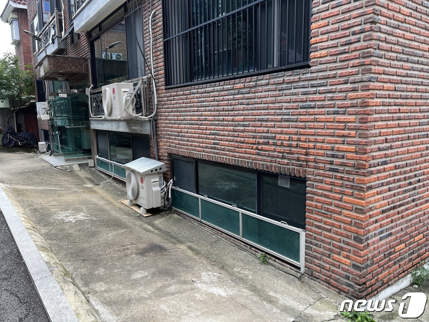 본문 이미지 - 서울 관악구 신림동 반지하 주택에 설치된 차수판. ⓒ 뉴스1 손승환 기자