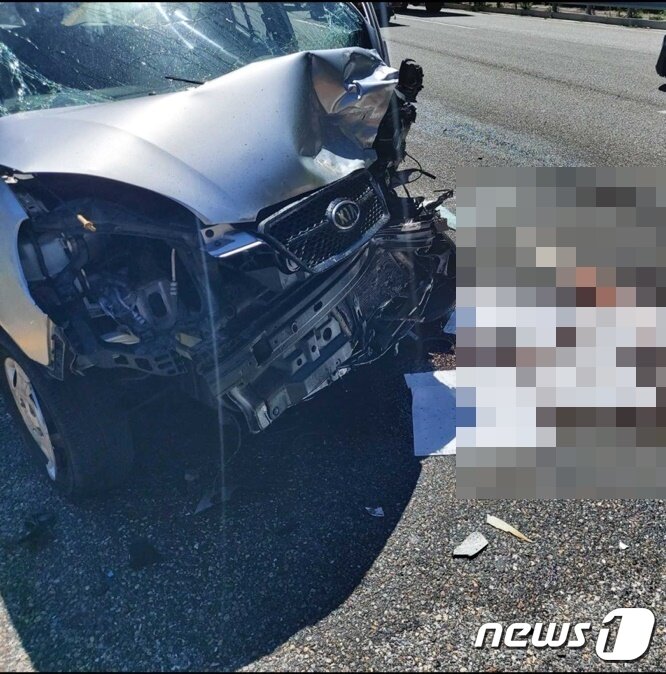 본문 이미지 - 7일 오전 강원 강릉시 사천면 미노리 속초방향 국도7호선에서 경차와 SUV간 교통사고가 발생, 현장 수습이 진행되고 있다. 경찰에 따르면 이날 사고로 80대 경차 차량 운전자가 숨졌다.(강릉소방서 제공) 2022.9.7/뉴스1