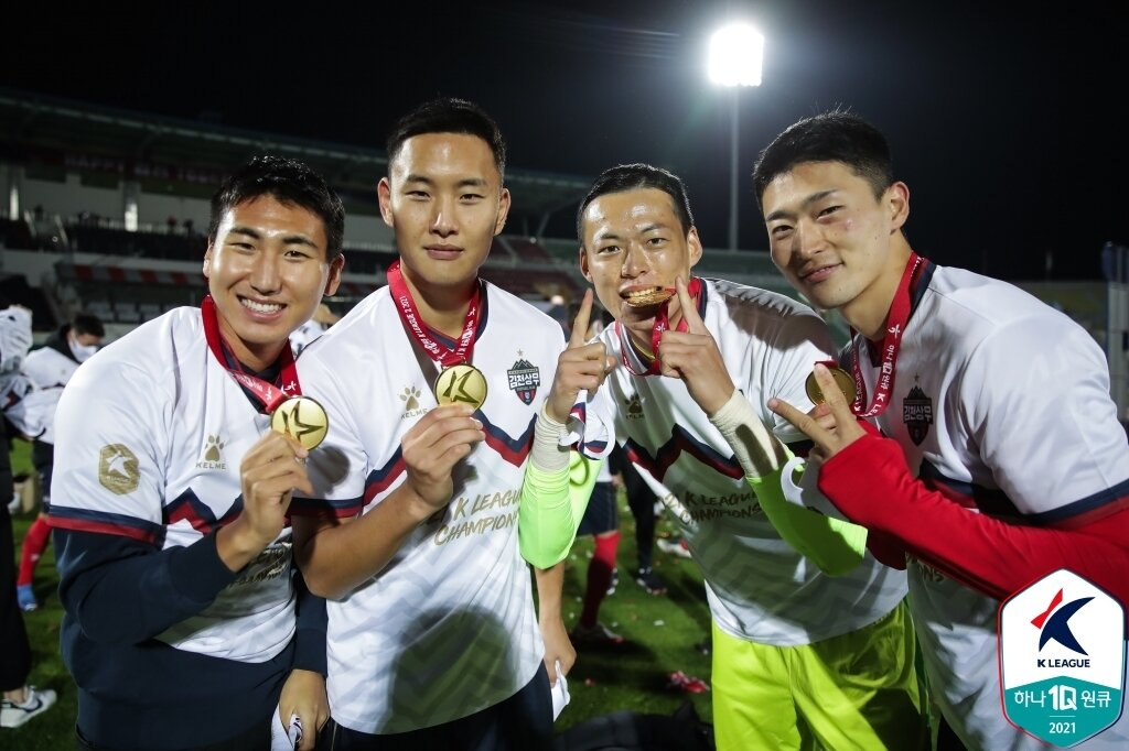 본문 이미지 - 유인수, 정승현, 구성윤, 조규성(왼쪽부터)이 7일 병역 의무를 마치고 소속팀으로 복귀한다. (한국프로축구연맹 제공)