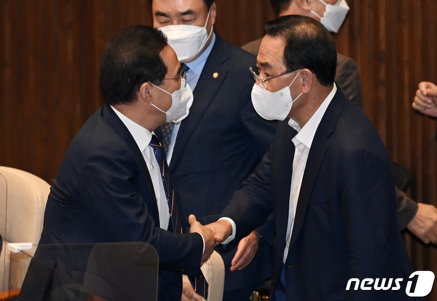 본문 이미지 - 박홍근 더불어민주당 원내대표(왼쪽)가 7일 서울 여의도 국회에서 열린 본회의에서 주호영 전 국민의힘 비대위원장과 인사를 하고 있다.(공동취재) 2022.9.7/뉴스1 ⓒ News1 이재명 기자