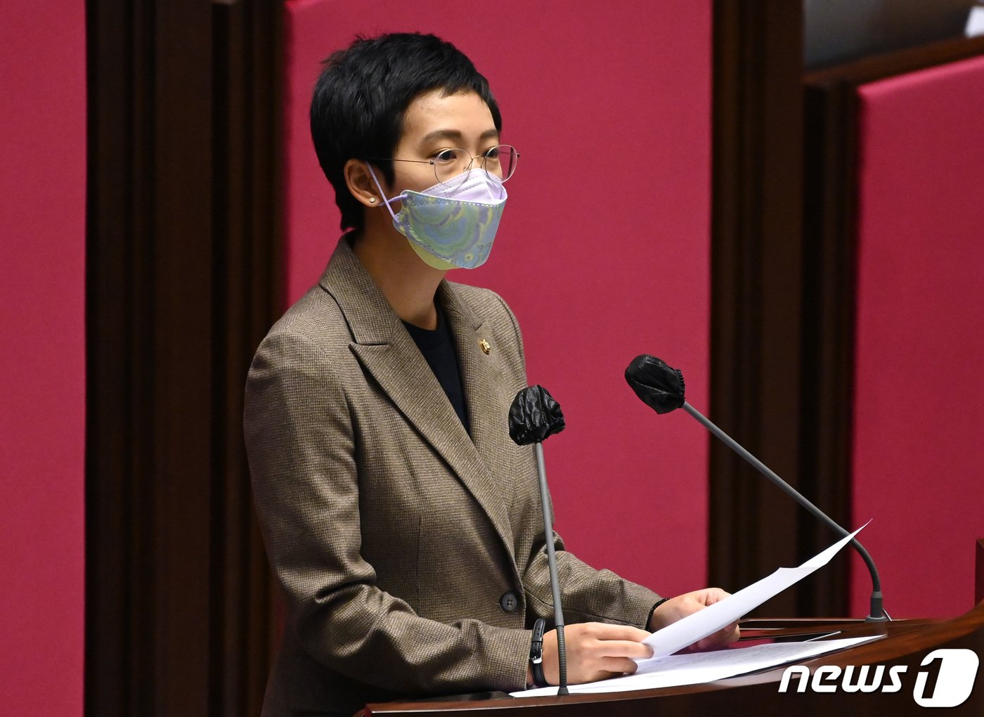 본문 이미지 - 장혜영 정의당 의원이 7일 서울 여의도 국회에서 열린 본회의에서 종합부동산세법 일부개정법률안에 대한 반대 토론을 하고 있다. &#40;공동취재&#41; 2022.9.7/뉴스1 ⓒ News1 이재명 기자