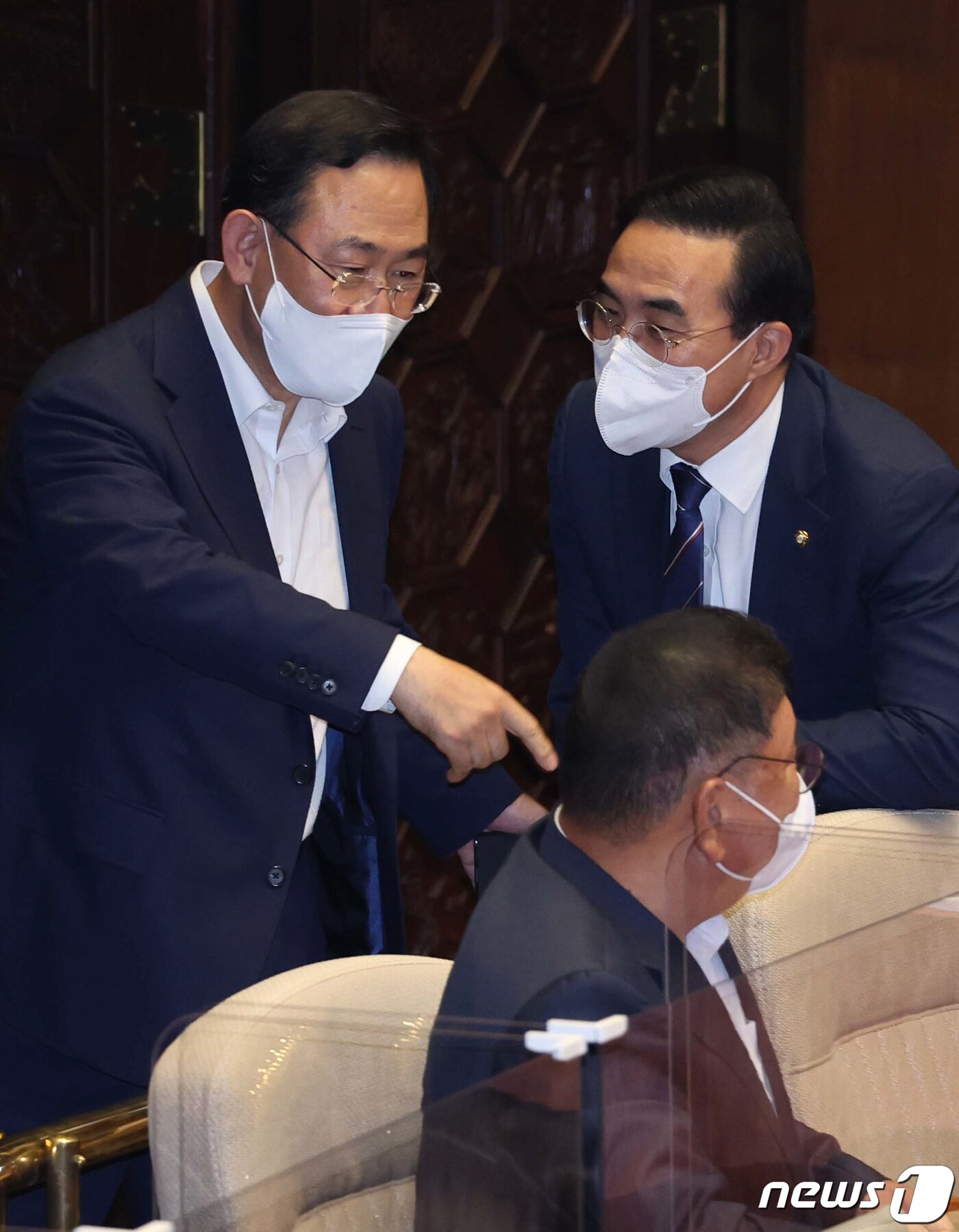 본문 이미지 - 주호영 국민의힘 전 비대위원장과 박홍근 더불어민주당 원내대표가 7일 서울 여의도 국회에서 열린 본회의에서 대화하고 있다. (공동취재) 2022.9.7/뉴스1 ⓒ News1 허경 기자