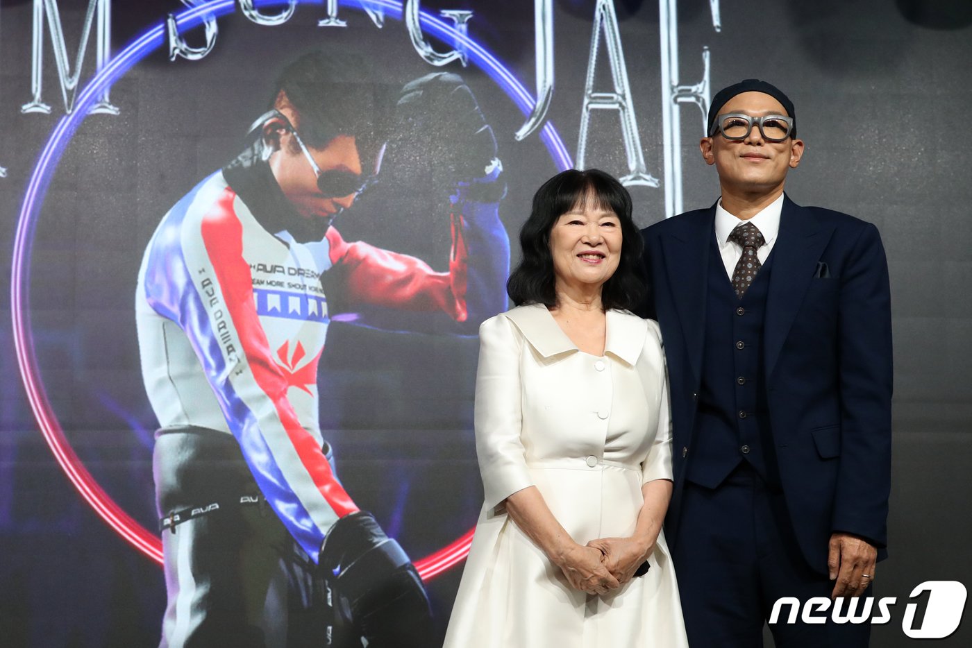 본문 이미지 - 7일 오후 서울 마포구 구름아래소극장에서 열린 그룹 듀스의 멤버 故 김성재 아바타 기자간담회에서 고인의 모친 육미영 여사와 동생 김성욱씨가 포토타임을 갖고 있다. 2022.9.7/뉴스1 ⓒ News1 이승배 기자