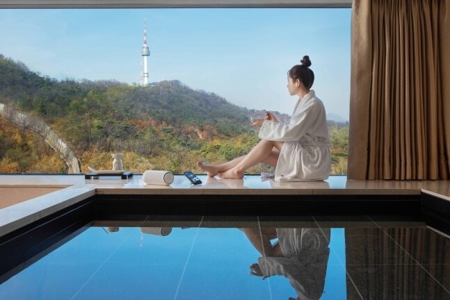 본문 이미지 - 호캉스를 즐기는  투숙객(반얀트리 클럽 앤 스파 서울 제공)