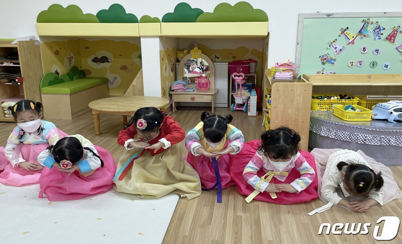 (청주=뉴스1) = 추석 명절을 앞둔 7일 충북 증평초등학교병설유치원에서 어린이들이 절 하는 법을 배우고 있다. (괴산증평교육지원청 제공) 2022.9.7/뉴스1
