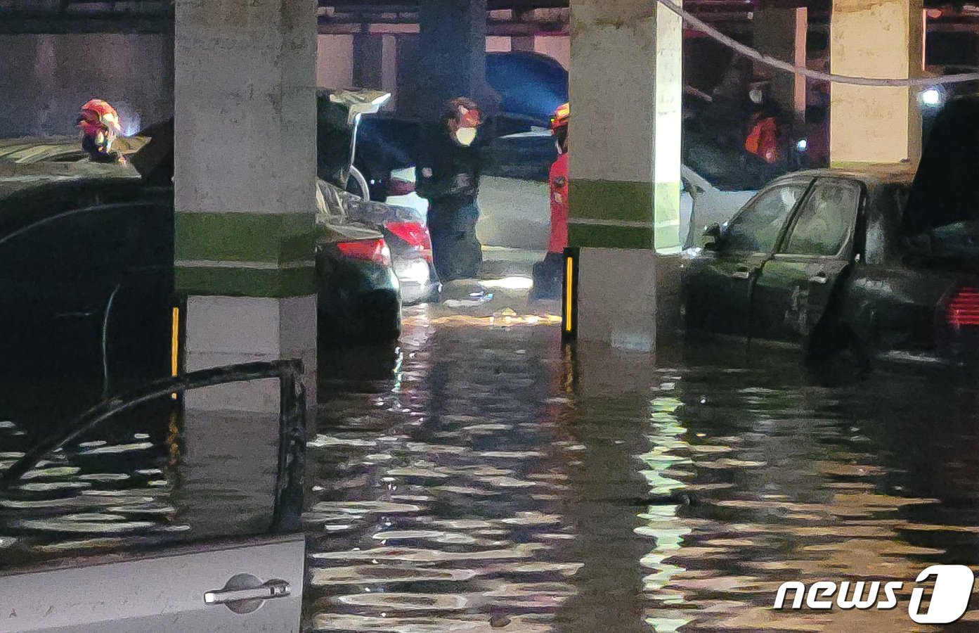 7일 경북소방본부 구조대원들이 포항시 남구 오천읍 아파트 지하 주차장에서 실종자 수색작업을 이어가고 있다.&#40;포항남부소방서제공&#41;2022.9.7/뉴스1 ⓒ News1 최창호 기자