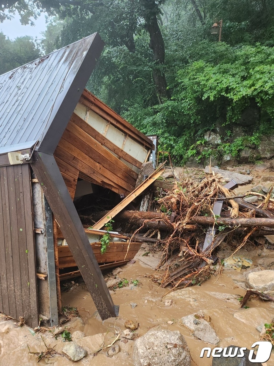 &#39;힌남노&#39;로 피해를 본 경주 석굴암 화장실. &#40;문화재청 제공&#41;  