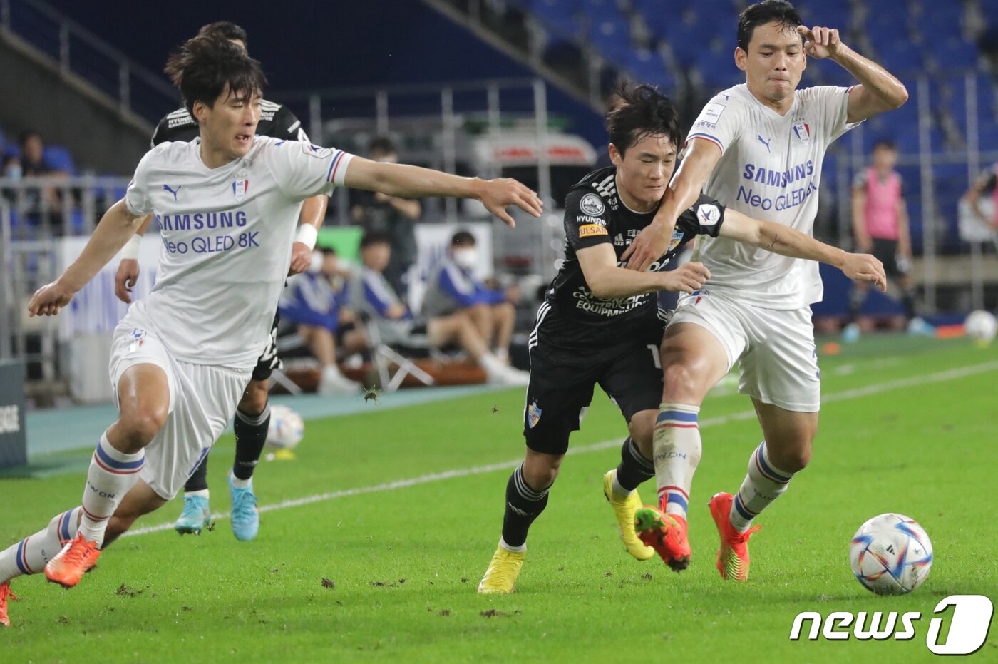 본문 이미지 - 7일 오후 울산 문수축구경기장에서 열린 프로축구 '하나원큐 K리그1 2022' 울산현대와 수원삼성블루윙즈의 경기에서 울산 엄원상이 드리블을 하고 있다. 2022.9.7/뉴스1 ⓒ News1 조민주 기자