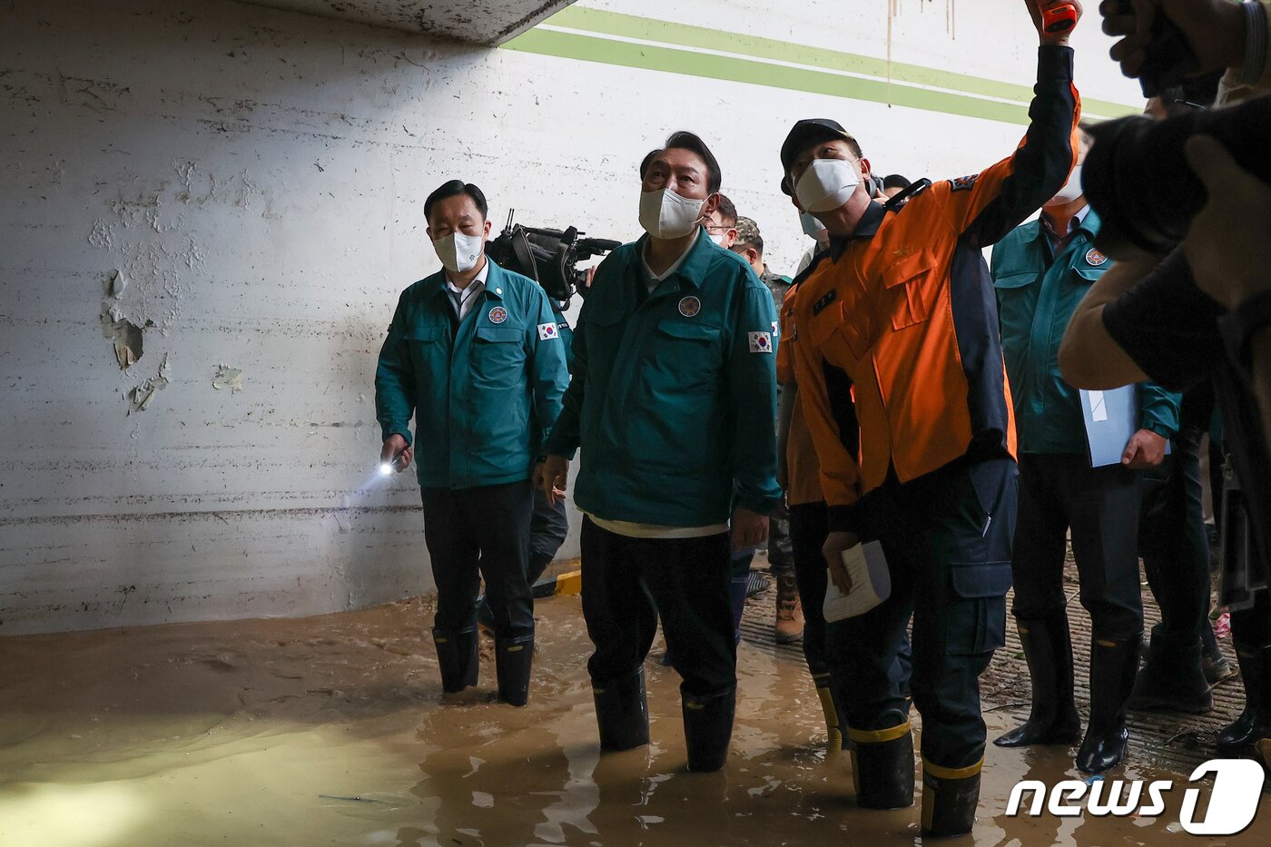 본문 이미지 - 윤석열 대통령이 지난 9월 7일 오후 태풍 ‘힌남노’로 피해를 입은 경북 포항시 남구의 한 아파트를 방문해 피해 상황을 점검하고 있다. &#40;대통령실 제공&#41; 2022.9.7/뉴스1 ⓒ News1 오대일 기자