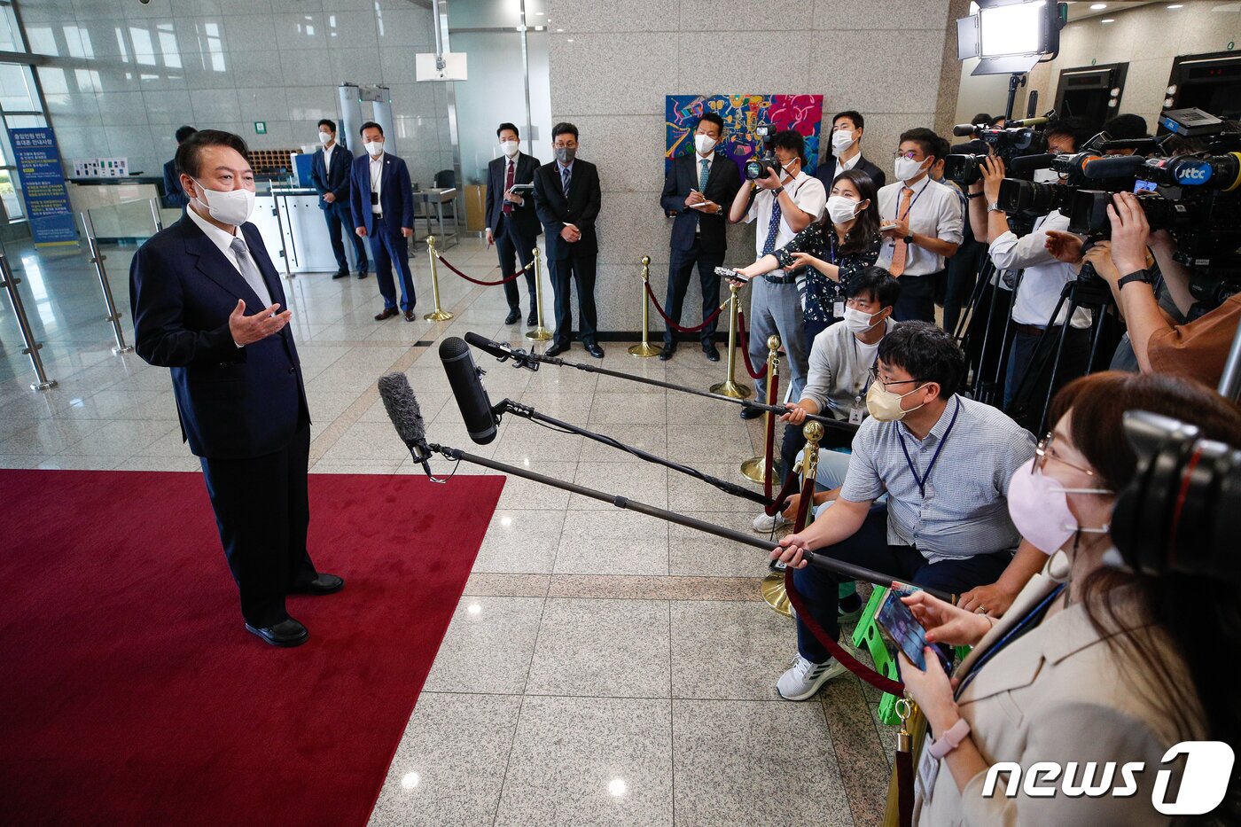 본문 이미지 - 윤석열 대통령이 8일 오전 용산 대통령실에서 기자들과 출근길 문답(도어스테핑)을 하고 있다. 2022.9.8/뉴스1 ⓒ News1 안은나 기자