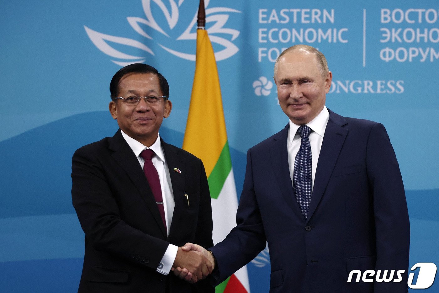 본문 이미지 - 블라디미르 푸틴 러시아 대통령이 7일 (현지시간) 블라디보스토크 극동 연방 대학에서 열린 동방경제포럼 중 민 아웅 흘라잉 미얀마 군 최고사령관과 악수를 하고 있다. ⓒ AFP=뉴스1 ⓒ News1 우동명 기자