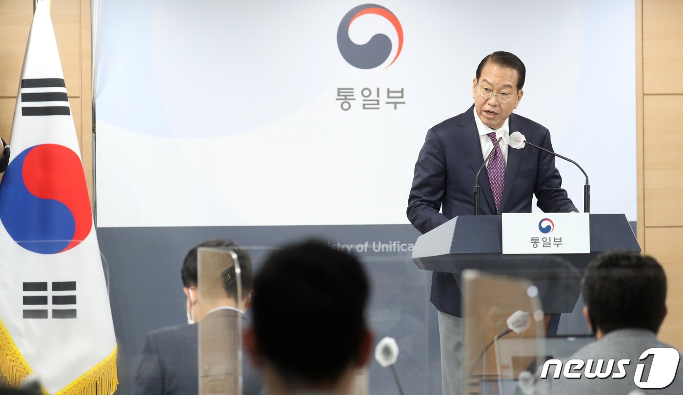 본문 이미지 - 권영세 통일부 장관이 8일 오전 서울 종로구 세종대로 정부서울청사에서 남북당국 간 회담을 개최해 이산가족 문제 논의할 것을 북한당국에 공개적으로 제의하고 있다. 2022.9.8/뉴스1 ⓒ News1 김명섭 기자