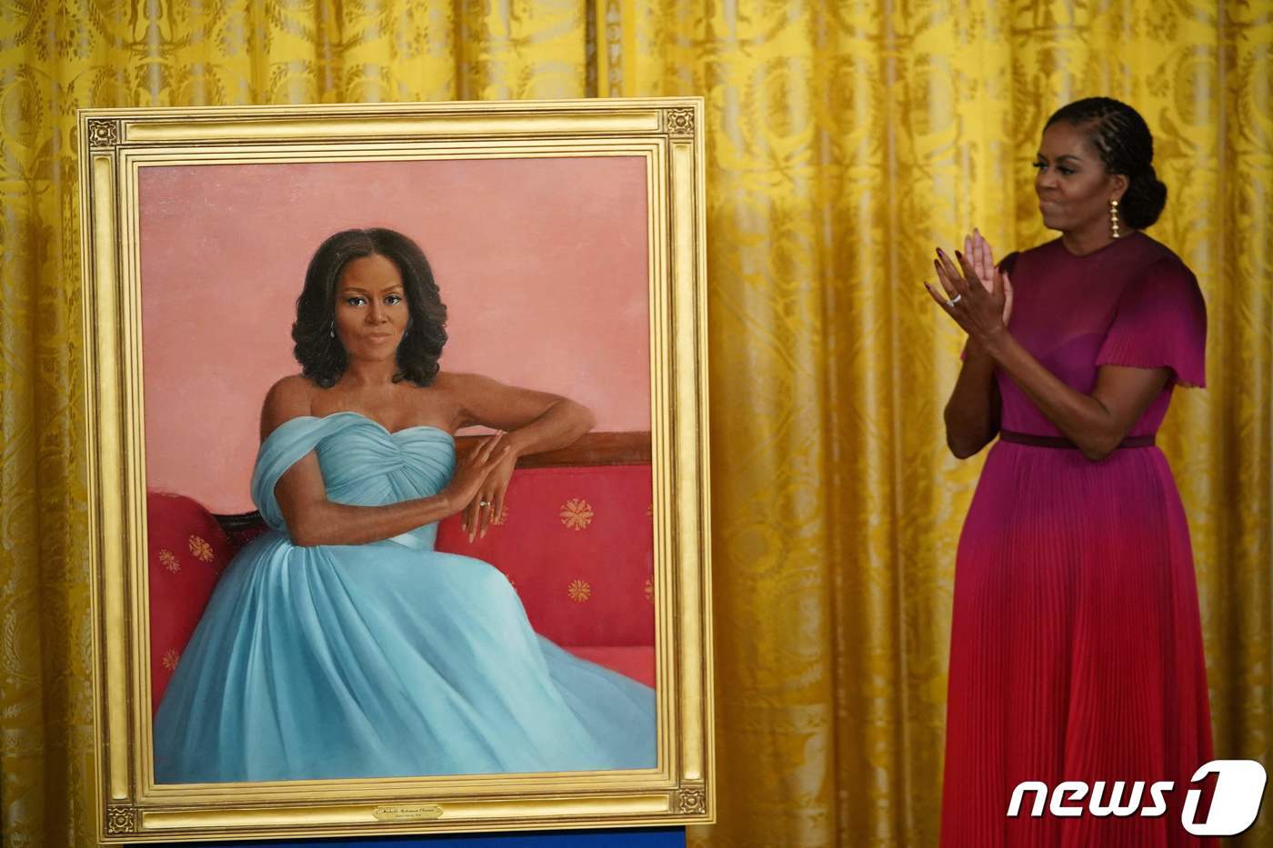 본문 이미지 - 버락 오바마 전 미국 대통령의 부인 미셸 여사가 7일(현지시간) 워싱턴 백악관에서 열린 초상화 공개 행사서 제막을 한 뒤 박수를 치고 있다. ⓒ AFP=뉴스1 ⓒ News1 우동명 기자