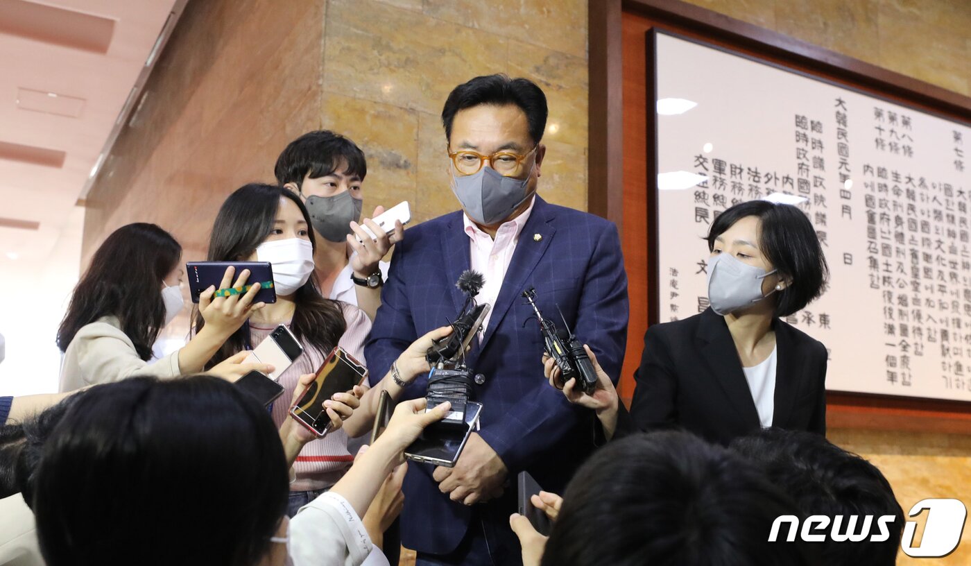 본문 이미지 - 국민의힘 비상대책위원장에 내정된 정진석 국회부의장이 8일 오전 국회로 출근해 기자들의 질문에 답하고 있다. (공동취재) 2022.9.8/뉴스1 ⓒ News1 허경 기자