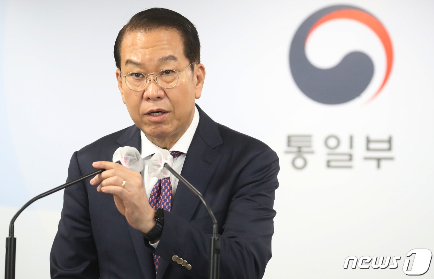 본문 이미지 - 권영세 통일부 장관이 8일 오전 서울 종로구 세종대로 정부서울청사에서 남북당국 간 회담을 개최해 이산가족 문제 논의할 것을 북한당국에 공개적으로 제의하고 있다. 2022.9.8/뉴스1 ⓒ News1 김명섭 기자