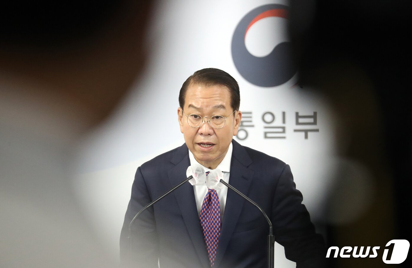 본문 이미지 - 권영세 통일부 장관이 8일 오전 서울 종로구 세종대로 정부서울청사에서 남북당국 간 회담을 개최해 이산가족 문제 논의할 것을 북한당국에 공개적으로 제의하고 있다. 2022.9.8/뉴스1 ⓒ News1 김명섭 기자
