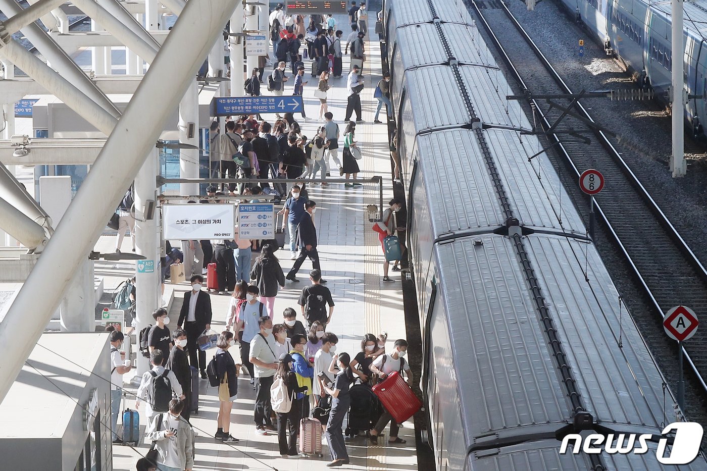 추석 명절 연휴를 하루 앞둔 8일 오전 서울 중구 서울역 승강장에서 귀성객들이 열차에 탑승하고 있다. 2022.9.8/뉴스1 ⓒ News1 민경석 기자