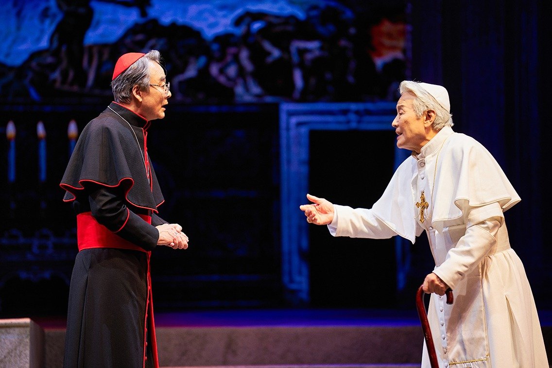 본문 이미지 - 연극 두 교황. (에이콤 제공) 