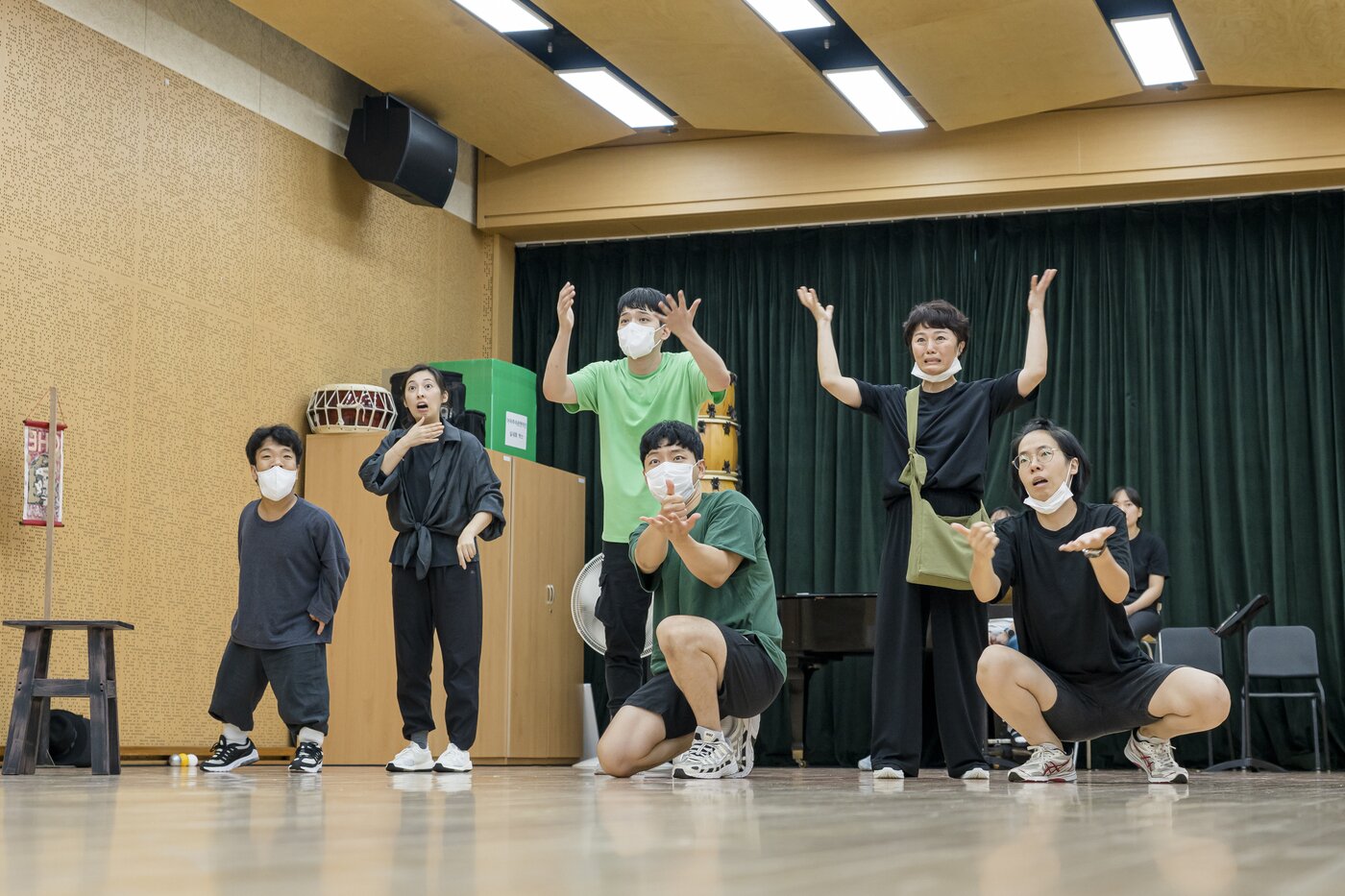 본문 이미지 - '합★체'의 출연 배우 및 수어 배우들이 연습하는 모습. (국립극장 제공)