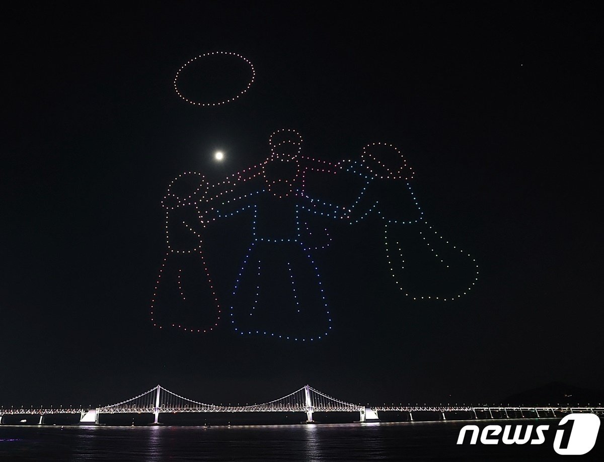 본문 이미지 - '광안리 M 드론라이트쇼' 추석 특별공연.(부산 수영구 제공) 