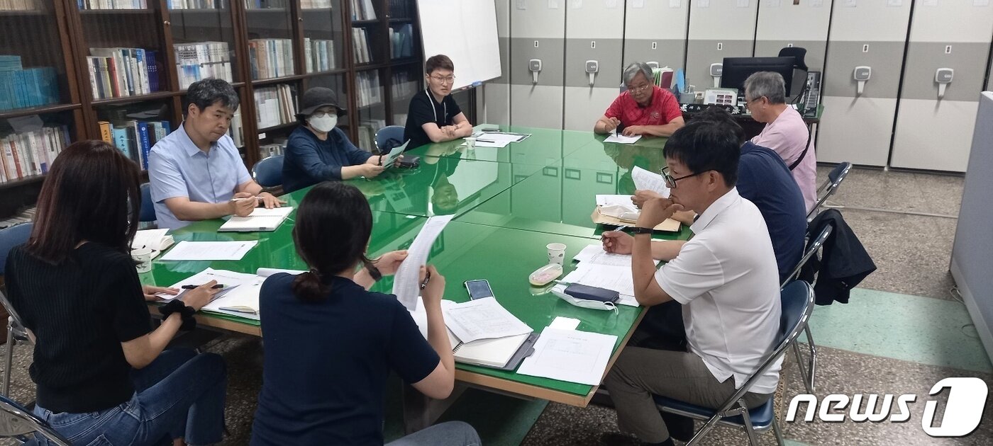본문 이미지 - 충주문화원 충주학연구소 미래자원 발굴 조사 회의 모습.(충주문화원 제공)/뉴스1