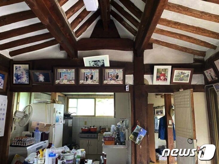 본문 이미지 - 충주시 산척면 송강리 홍종태 가옥 내부 천정 모습.(충주문화원 제공)/뉴스1