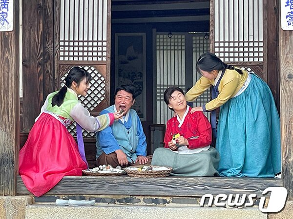 본문 이미지 - 한국민속촌 민속마을 9호집 대감댁에서는 송편을 직접 만들어 집에 가져갈 수 있다.&#40;한국민속촌 제공&#41;