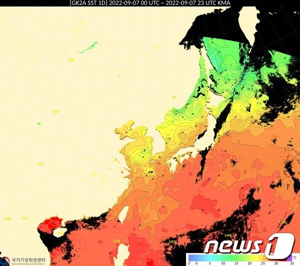 본문 이미지 - 지난 7일 오후 11시 기준 우리나라 주변 해수 분포도를 보면 늦은 밤인데도 불구, 30도 넘는 온도를 나타내는 곳이 많다. (기상청 국가기상위성센터 제공)ⓒ News1 DB