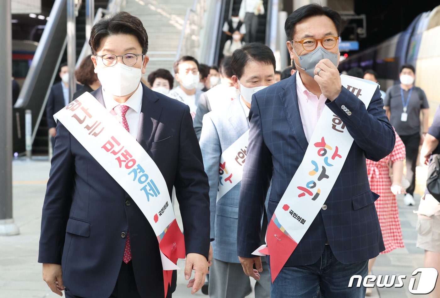 본문 이미지 - 국민의힘 새 비대위원장에 임명된 정진석 국회 부의장과 권성동 원내대표가 지난 8일 중구 서울역에서 귀성객들에게 인사를 위해 승강장으로 향하고 있다. 2022.9.8/뉴스1 ⓒ News1 국회사진취재단