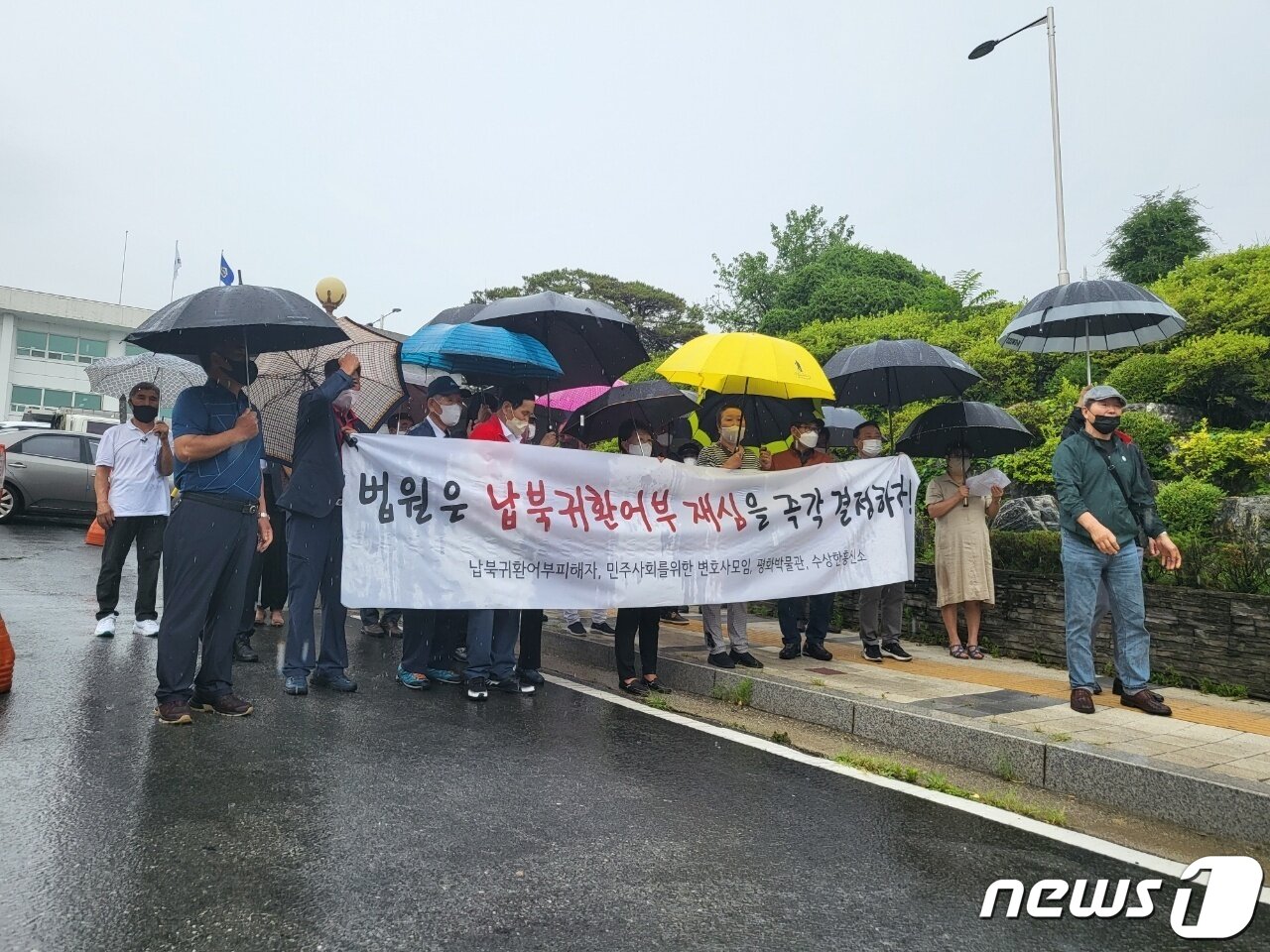 본문 이미지 - 동해안납북귀환어부피해자 진실규명 시민모임 활동 모습.(김춘삼 시민모임 대표 제공) 2022.9.8/뉴스1