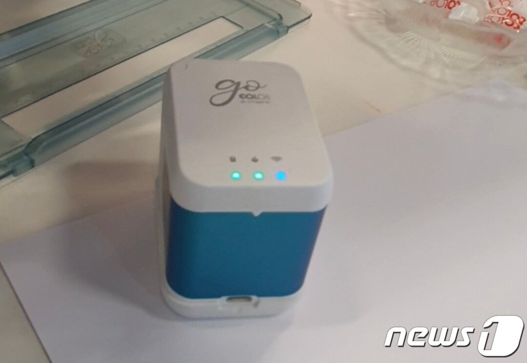 본문 이미지 - 5일(현지시간) 독일 베를린에서 열린 세계 최대 가전 전시회 'IFA 2022'에 전시된 컬럽(Colop)의 소형 모바일 프린터 신제품 '이마크 고(e-mark go)'