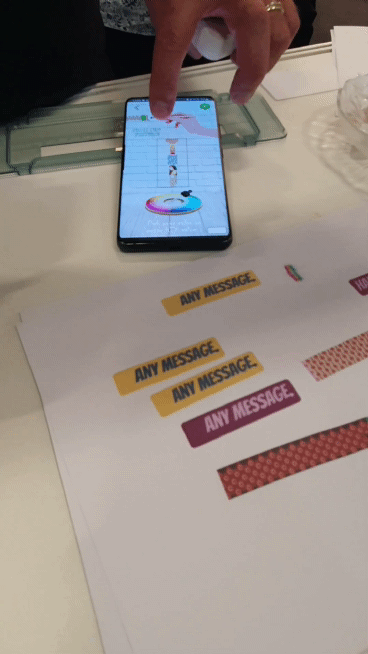 본문 이미지 - 컬럽(Colop)의 소형 모바일 프린터 '이마크 고(e-mark go)'로 다양한 패턴을 인쇄하고 있다.