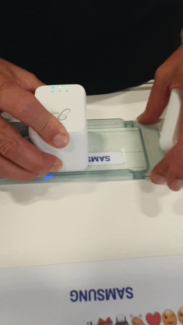 본문 이미지 - 컬럽(Colop)의 소형 모바일 프린터 '이마크 고(e-mark go)'로 플라스틱에 인쇄하고 있다.